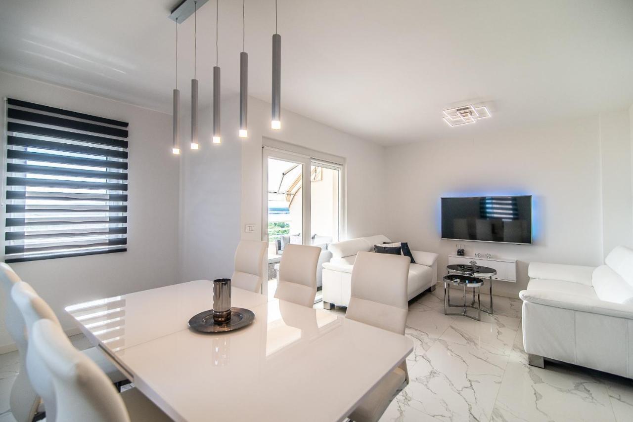 Luxury Apartment Queens ドラマリ エクステリア 写真